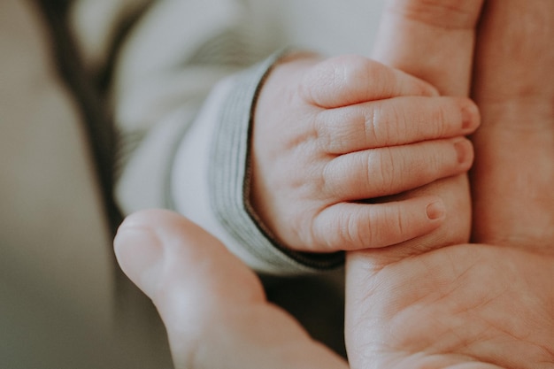 Foto nahaufnahme eines babys, der den finger hält