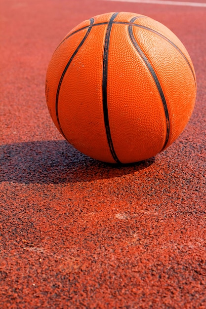 Nahaufnahme eines Balls auf einem Basketballplatz