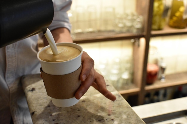 Nahaufnahme eines Baristas, der Kaffee macht
