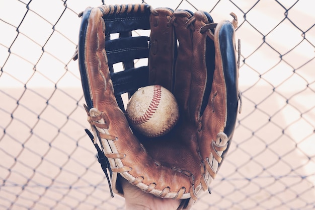 Nahaufnahme eines Baseballspiels in Handschuh gegen einen Kettengrenz