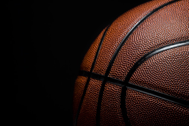 Nahaufnahme eines Basketballhalses vor schwarzem Hintergrund