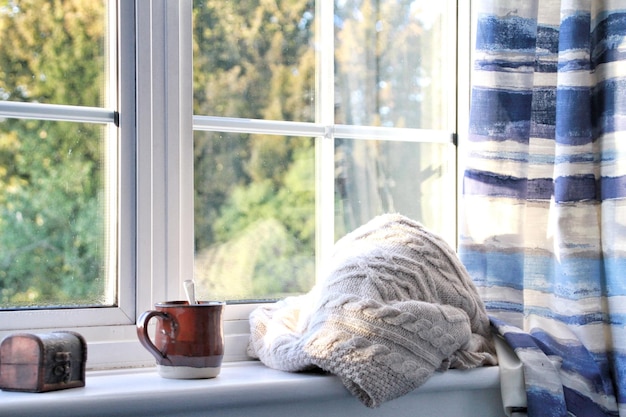 Nahaufnahme eines Bechers mit Handtuch und Fensterbrett