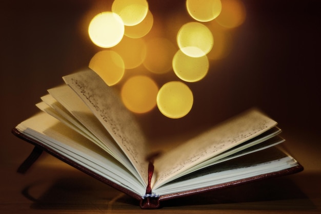 Nahaufnahme eines beleuchteten Buches auf dem Tisch