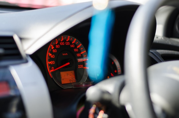 Nahaufnahme eines beleuchteten Geschwindigkeitsmessers eines Fahrzeugs