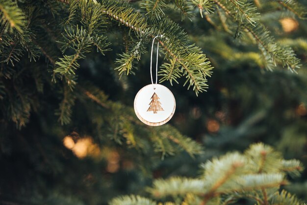 Foto nahaufnahme eines beleuchteten weihnachtsbaums