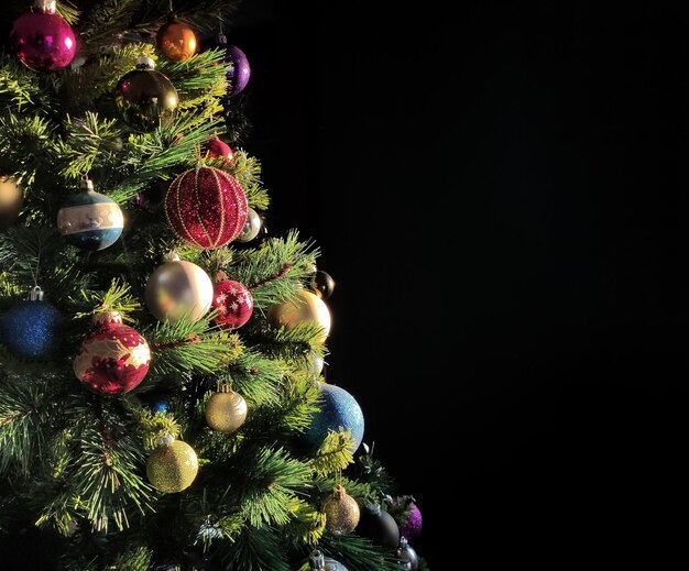 Nahaufnahme eines beleuchteten Weihnachtsbaums