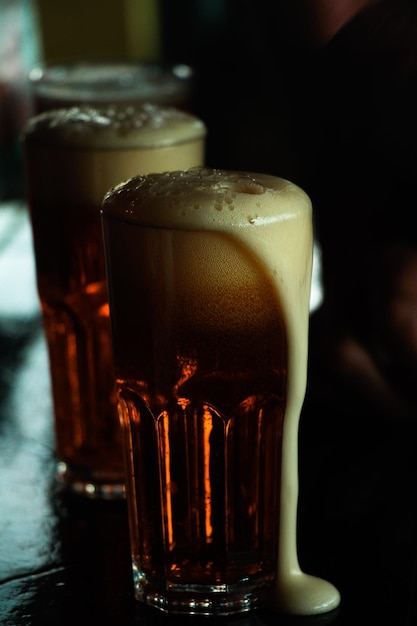 Foto nahaufnahme eines bierglases auf dem tisch