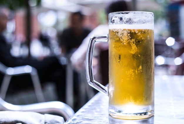 Nahaufnahme eines Bierglases auf dem Tisch