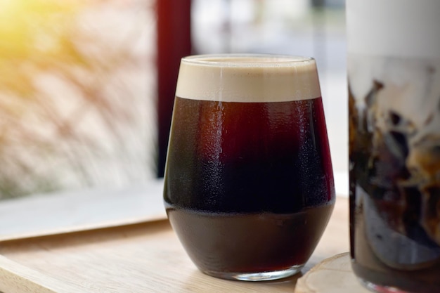 Nahaufnahme eines Bierglases auf dem Tisch