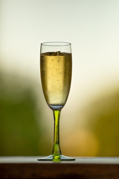 Foto nahaufnahme eines bierglases auf dem tisch