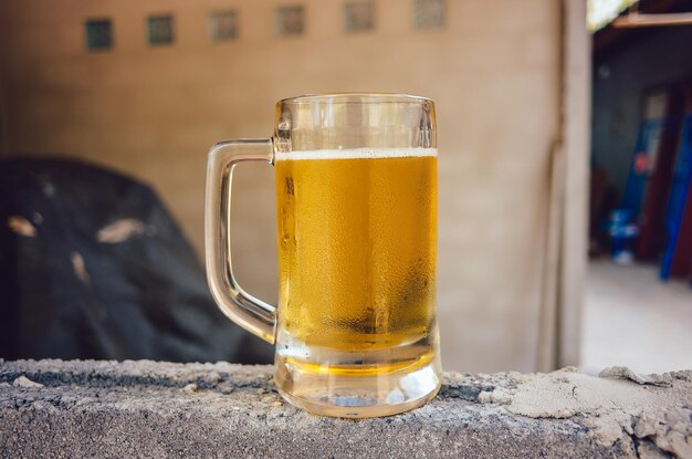 Foto nahaufnahme eines bierglases auf dem tisch