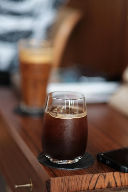 Foto nahaufnahme eines bierglases auf dem tisch