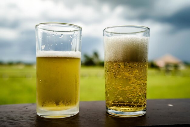 Nahaufnahme eines Bierglases auf dem Tisch