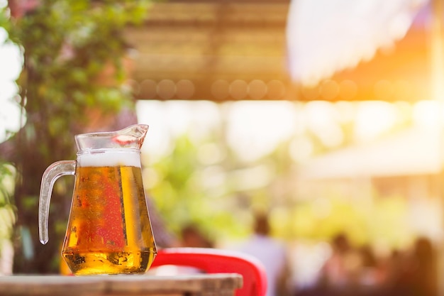 Foto nahaufnahme eines bierglases auf dem tisch