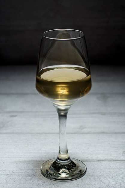Nahaufnahme eines Bierglases auf dem Tisch
