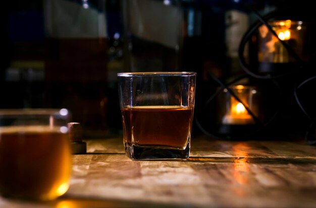 Foto nahaufnahme eines bierglases auf dem tisch