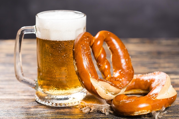 Foto nahaufnahme eines bierglases auf dem tisch