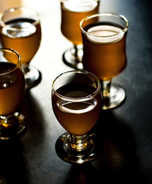 Foto nahaufnahme eines bierglases auf dem tisch