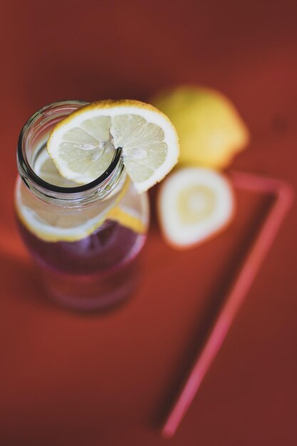 Foto nahaufnahme eines bierglases auf dem tisch