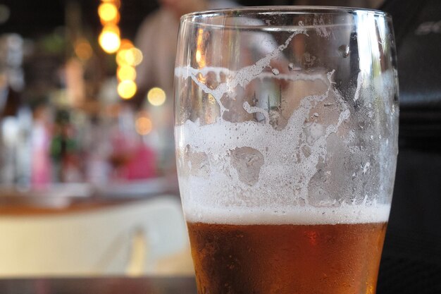 Foto nahaufnahme eines bierglases auf dem tisch