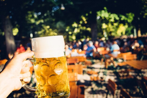 Foto nahaufnahme eines bierglases auf dem tisch