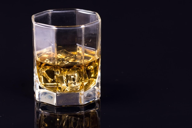 Nahaufnahme eines Bierglases vor schwarzem Hintergrund