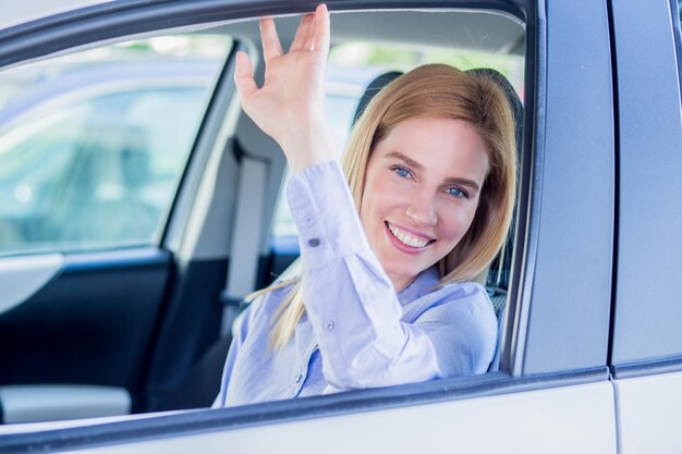 Foto nahaufnahme eines bildes einer sitzenden frau im auto