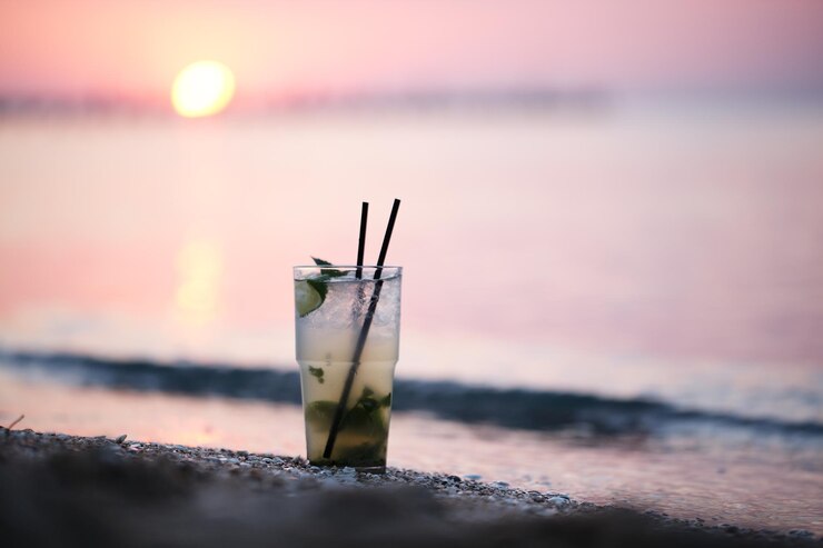 Foto nahaufnahme eines bootes auf see bei sonnenuntergang