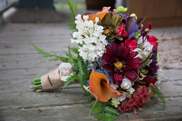 Foto nahaufnahme eines bouquets auf einem holztisch