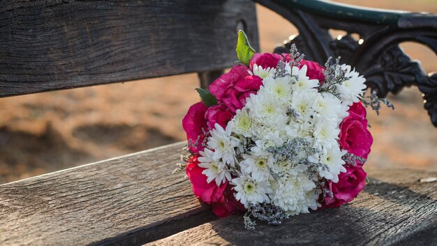 Foto nahaufnahme eines bouquets auf einer abgeschnittenen bank