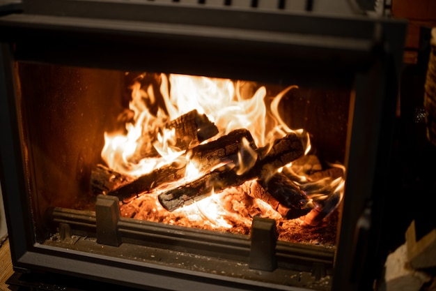 Nahaufnahme eines brennenden Brennholzes im Kamin