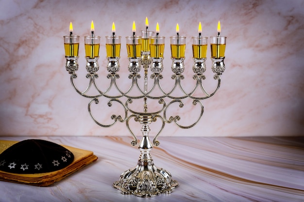 Nahaufnahme eines brennenden Chanukka-Kerzenhalters mit Kerzen Menorah ein traditioneller jüdischer Feiertag