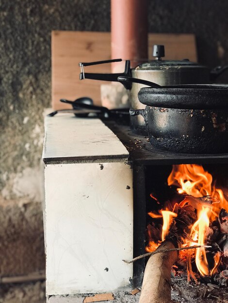 Foto nahaufnahme eines brennenden feuers auf holz