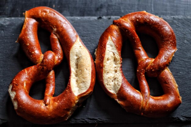 Foto nahaufnahme eines brezels auf dem tisch