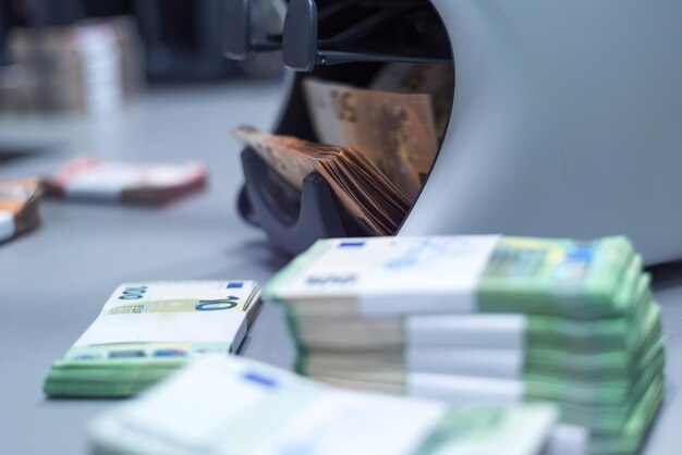 Nahaufnahme eines Bündels Banknoten auf dem Tisch