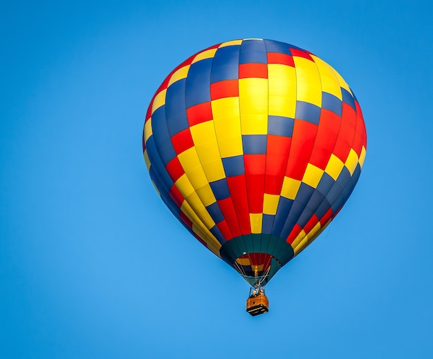 Nahaufnahme eines bunten Heißluftballons gegen einen klaren blauen Himmel