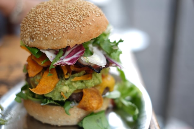 Nahaufnahme eines Burgers auf dem Teller auf dem Tisch