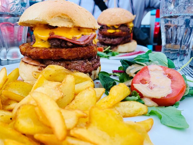 Foto nahaufnahme eines burgers auf dem teller