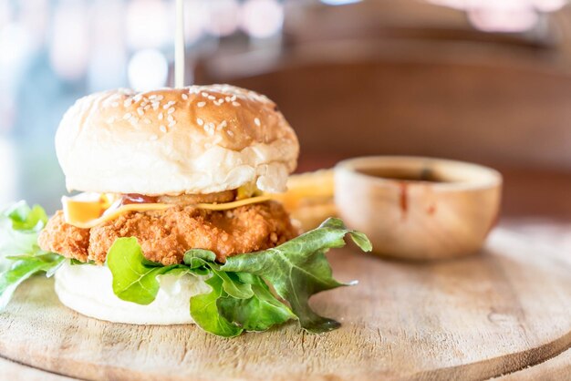 Foto nahaufnahme eines burgers auf dem tisch