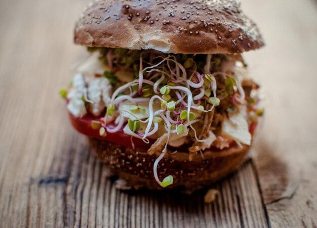 Foto nahaufnahme eines burgers auf dem tisch