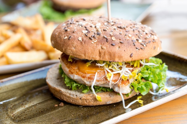 Nahaufnahme eines Burgers auf dem Tisch