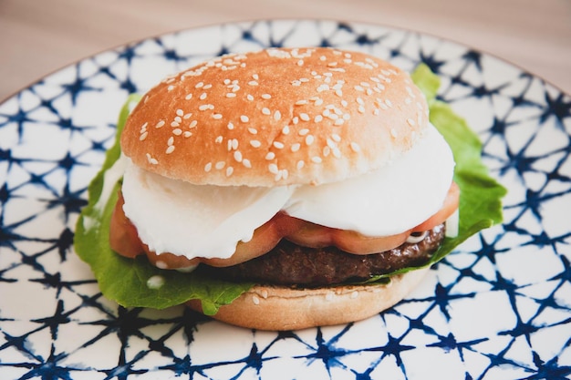 Foto nahaufnahme eines burgers auf dem tisch