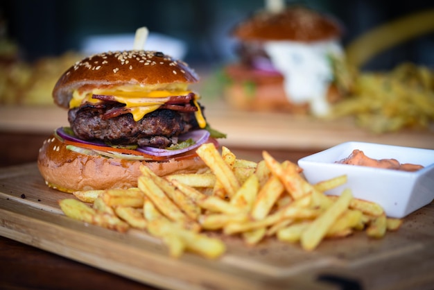 Foto nahaufnahme eines burgers auf dem tisch