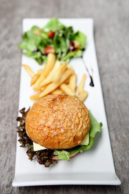 Foto nahaufnahme eines burgers auf dem tisch