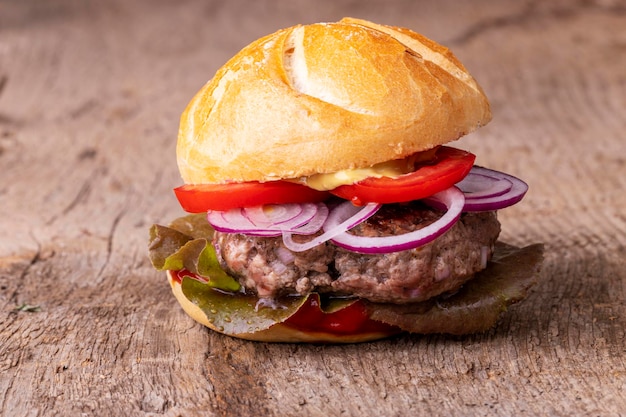 Nahaufnahme eines Burgers auf dem Tisch