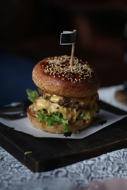 Foto nahaufnahme eines burgers auf einem teller auf dem tisch