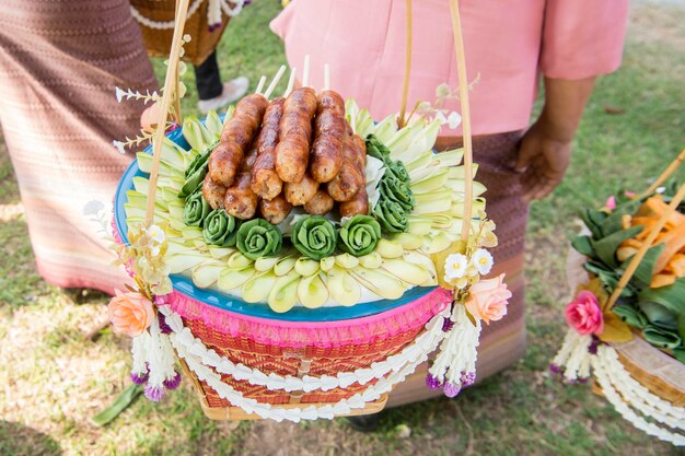 Foto nahaufnahme eines burgers auf einer blume