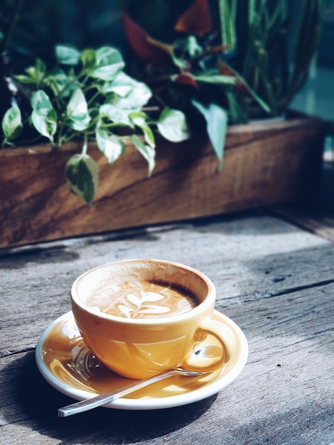 Nahaufnahme eines Cappuccinos auf einem Holztisch