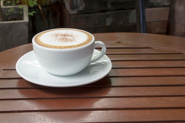 Nahaufnahme eines Cappuccinos auf einem Holztisch