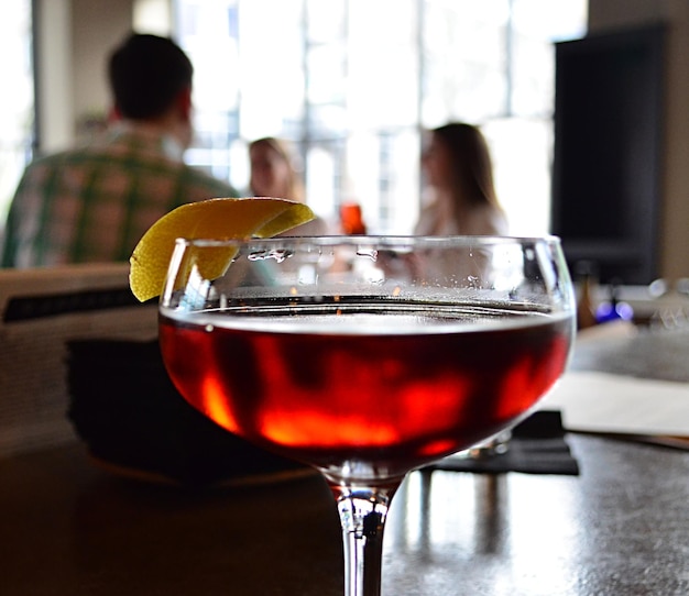 Nahaufnahme eines Cocktails am Bartisch